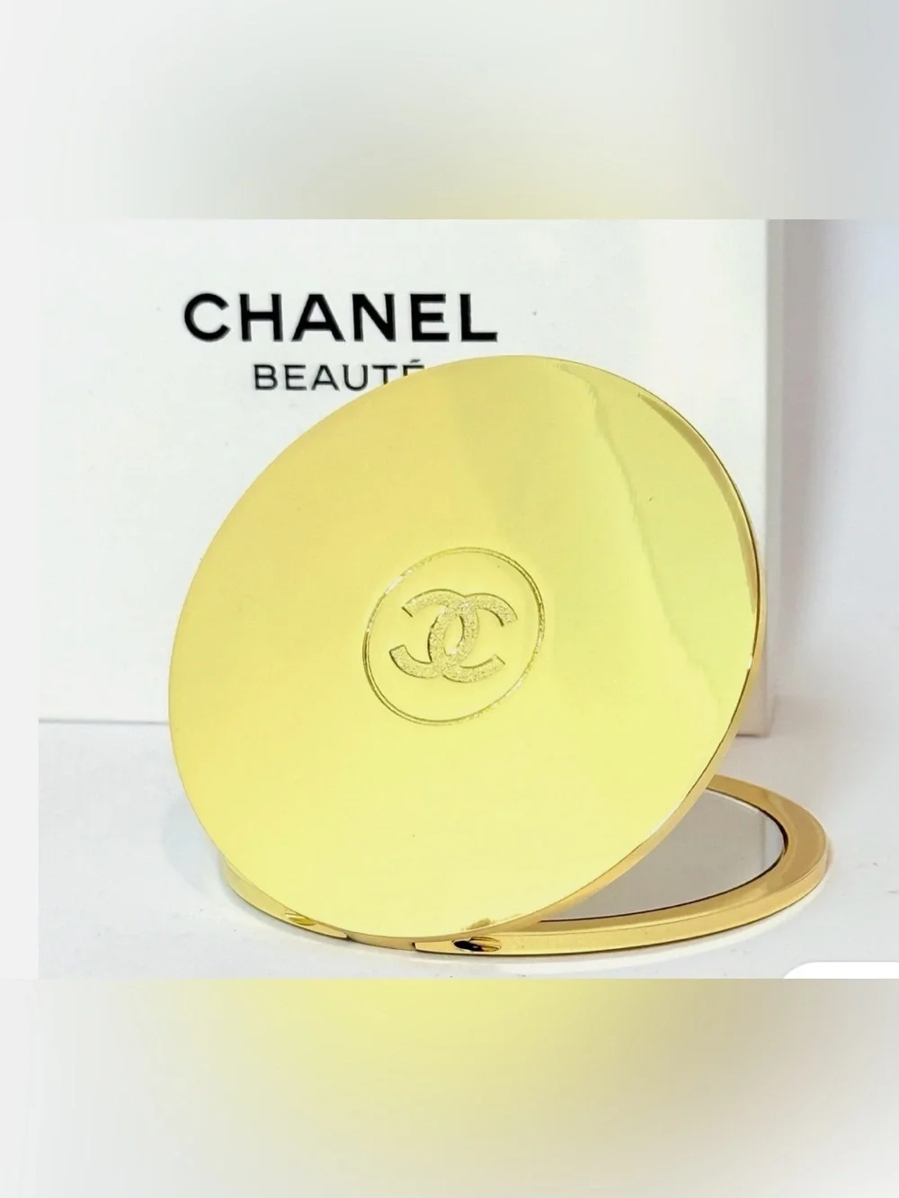 CHANEL Beaute’ Gold Compact Mirror with GWP /Novelty Item NWB
